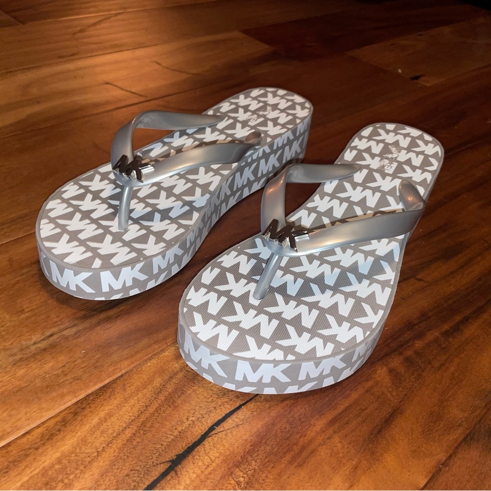 NWT Michael Kors Bedford Glam Platformm
Flip Flop  -Size 7 - Picture 5 of 8